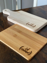 Load image into Gallery viewer, Eid Mubarak cutting board with handle
